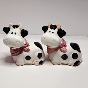 Salt & Pepper Shaker Cows, vintage